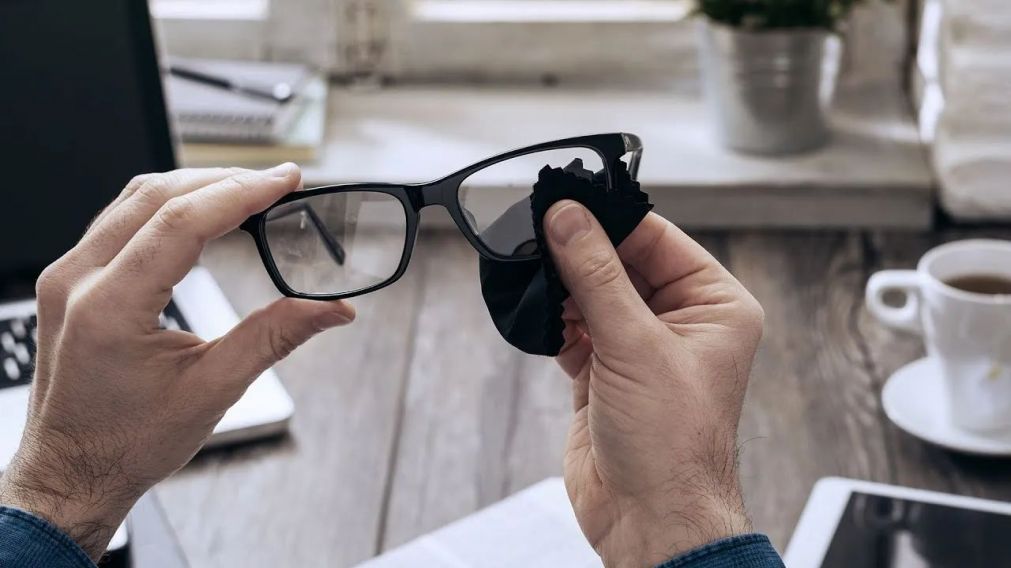 C�mo es el truco casero y s�per barato para limpiar los anteojos y dejarlos impecables.