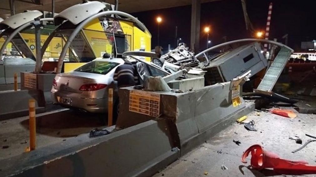 Así quedó la cabina de peaje y el automóvil destruido (Twitter).