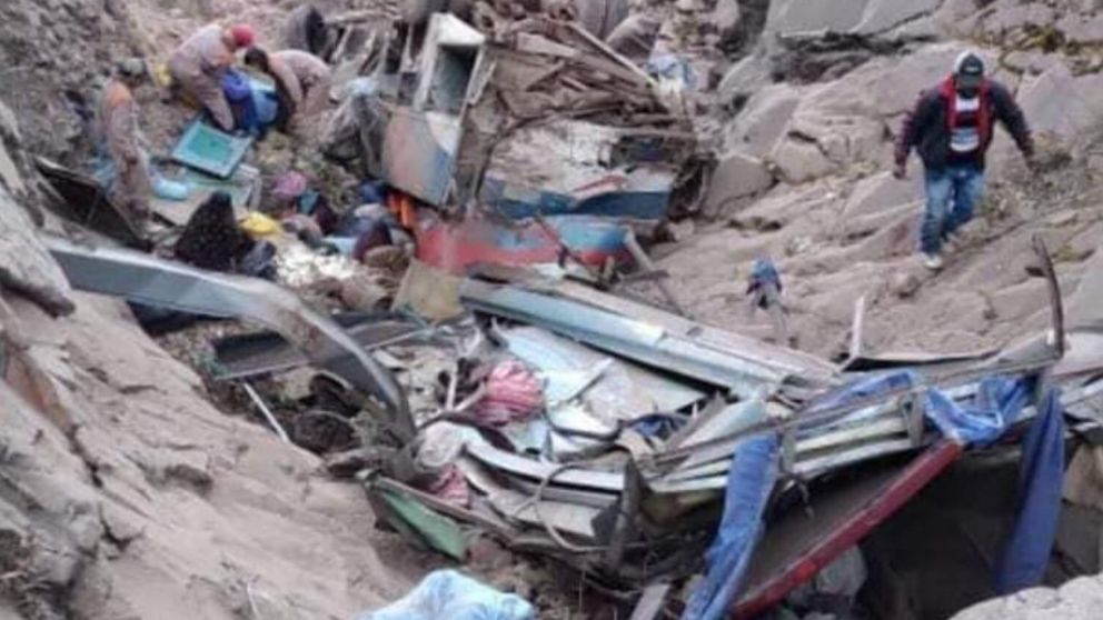 Se investigan las razones por las cuales se produjo este trágico accidente en un ruta de Bolivia.