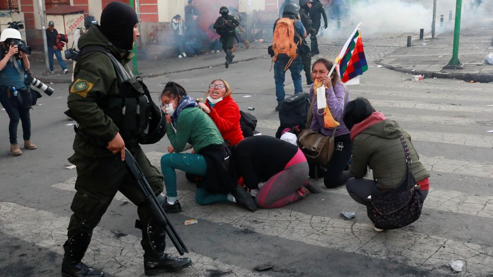 Una de las múltiples manifestaciones populares reprimidas por el gobierno tras la renuncia forzada de Evo Morales.