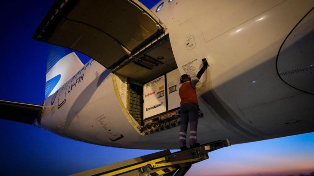Con 733.000 dosis de AstraZeneca en sus bodegas, el vuelo aterrizó en Ezeiza a las 5.07 de este lunes (Imagen ilustrativa).