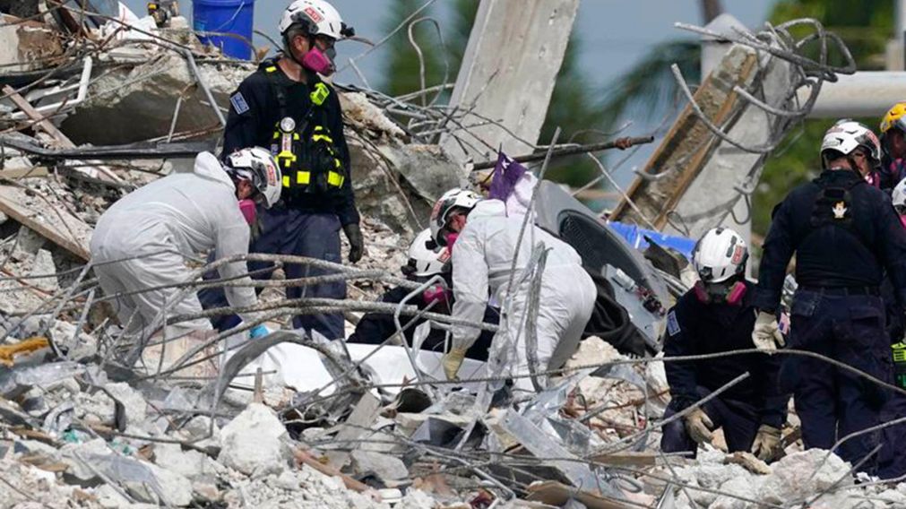 Suman 90 los decesos por el derrumbe en Miami.
