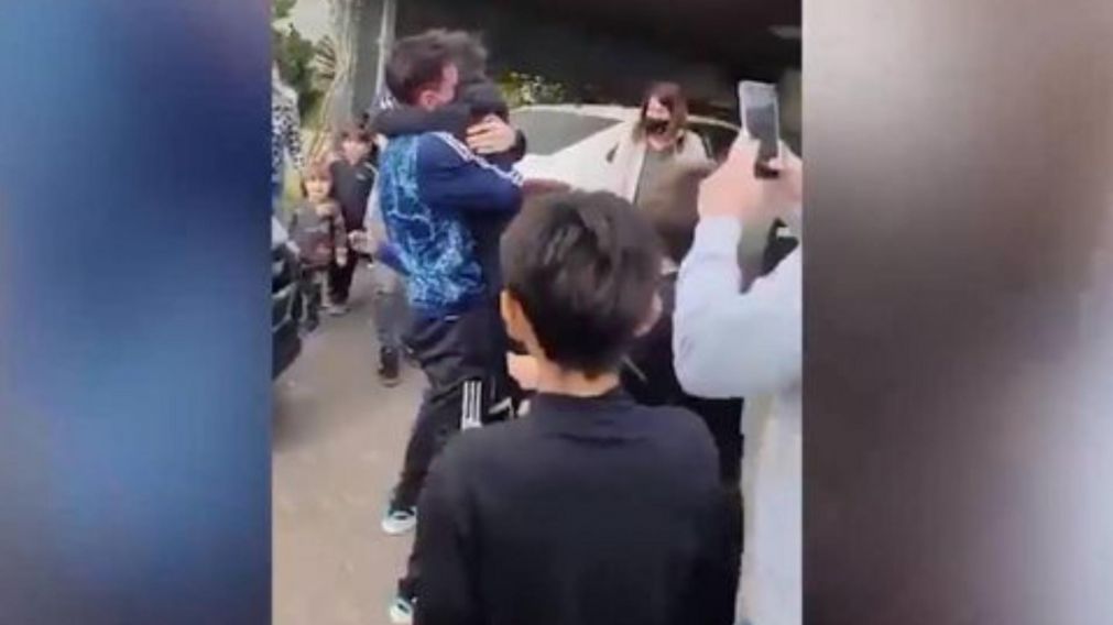 Su esposa lo recibió en el aeropuerto y sus hijos en su casa junto a decenas de hinchas.