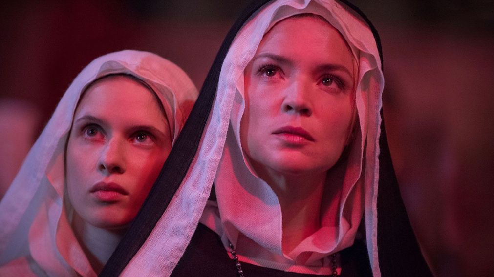 La película cuenta la vida de una monja en el siglo XVII que entabla una relación con otra mujer.