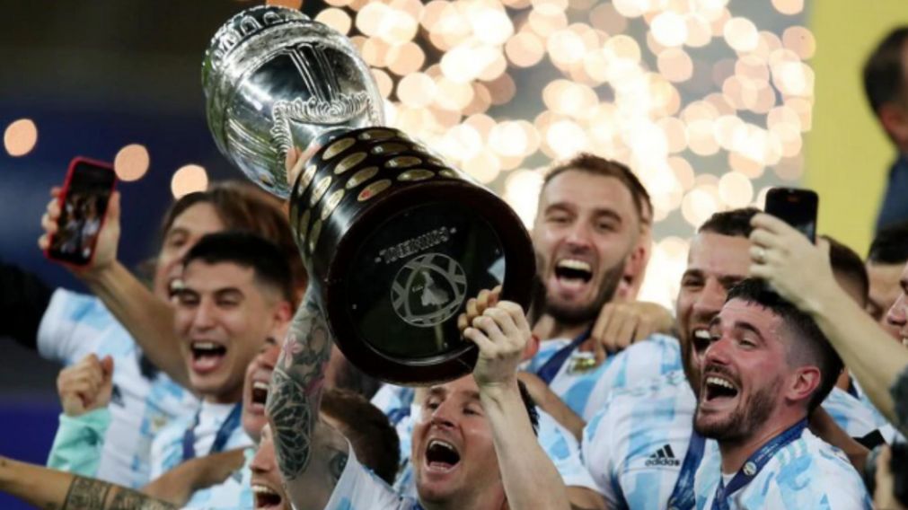 La Selección Argentina se consagró en el Maracaná y fue sorprendida con una Copa América "gigante" al llegar al predio de Ezeiza (Conmebol).