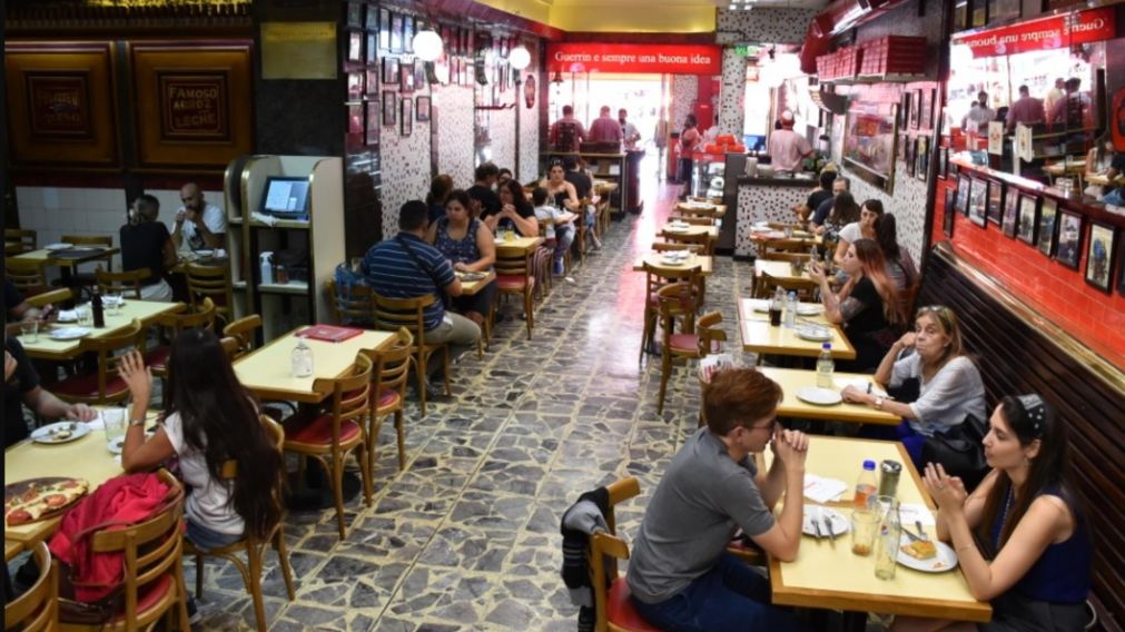 Los restaurantes deben respetar los protocolos sanitarios para evitar contagios. (Jonatan Moreno)
