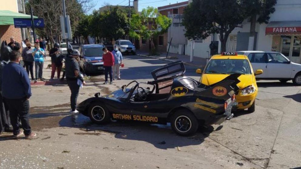 El "batimóvil" no sufrió daños mayores al chocar contra el taxi.