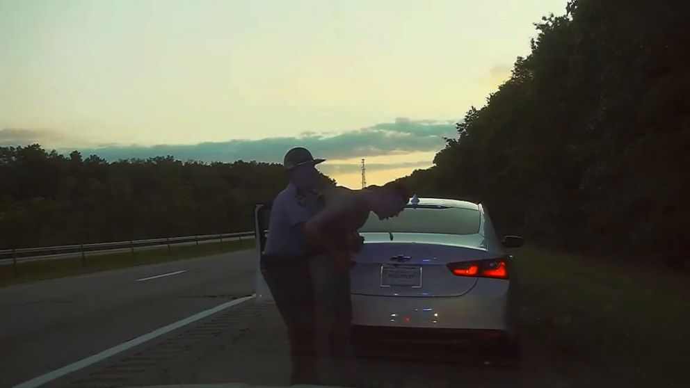 Las impactantes imágenes fueron capturadas por la cámara de seguridad de la patrulla (Captura de video)