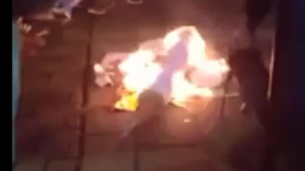 Los manifestantes quemaron una jeringa gigante a manera de repudio del plan de vacunación (captura de video).