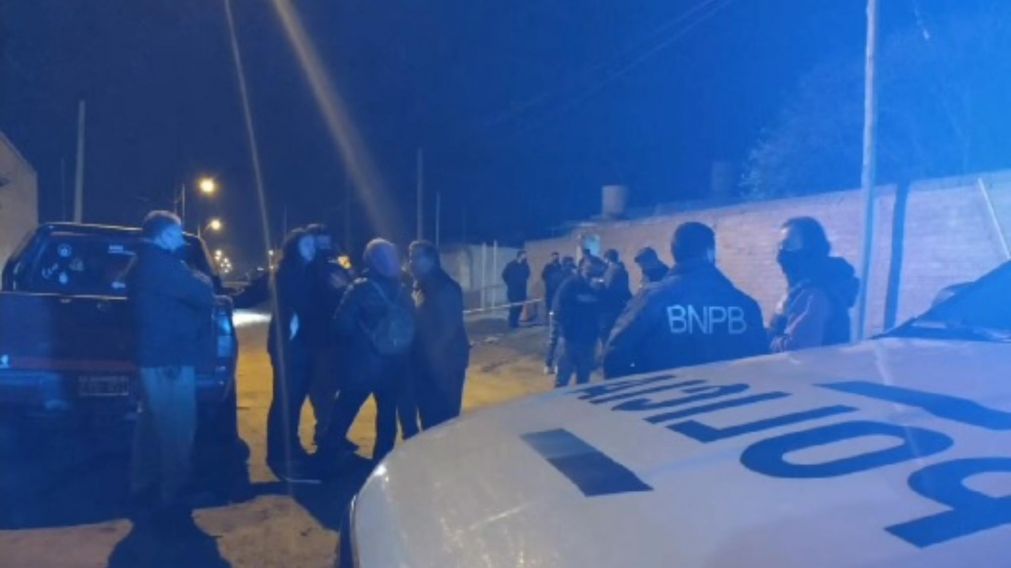 Los investigadores policiales se apersonaron en el escenario del asesinato.