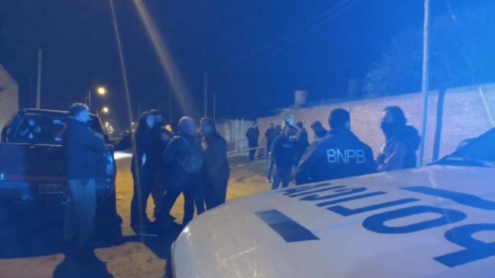 Los investigadores policiales se apersonaron en el escenario del asesinato.