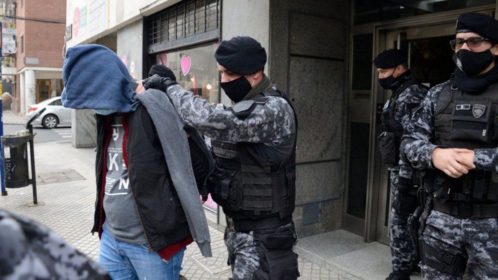 Tiene 17 años y fue detenido por producir, vender y distribuir imágenes de abuso sexual infantil.