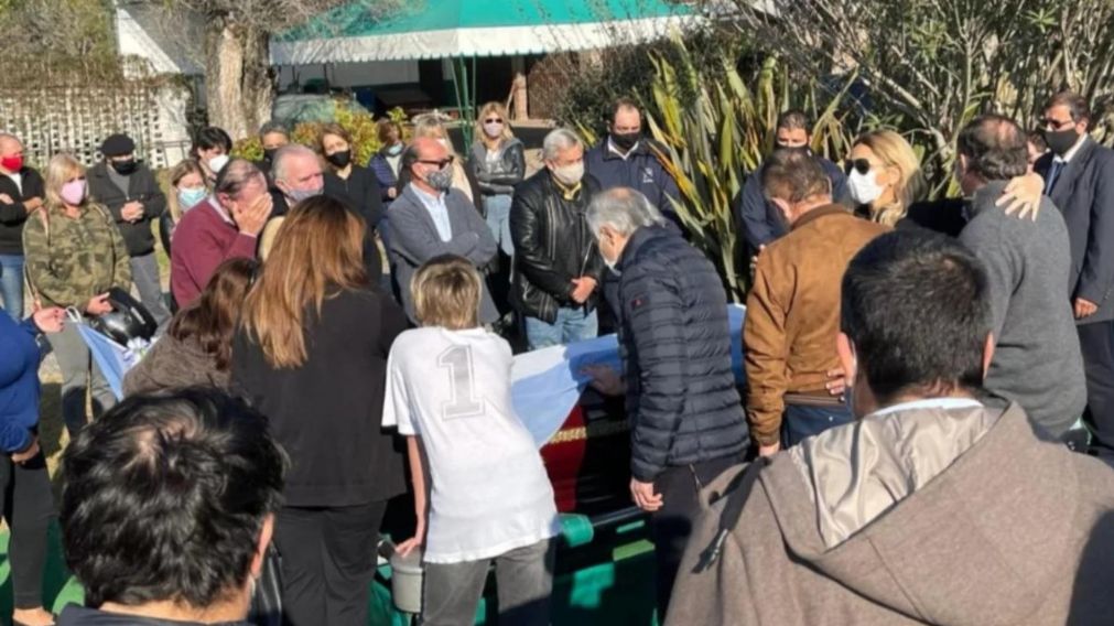 El ex gobernador fue despedido por sus familiares y amigos.