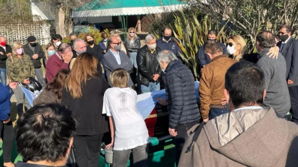 El ex gobernador fue despedido por sus familiares y amigos.