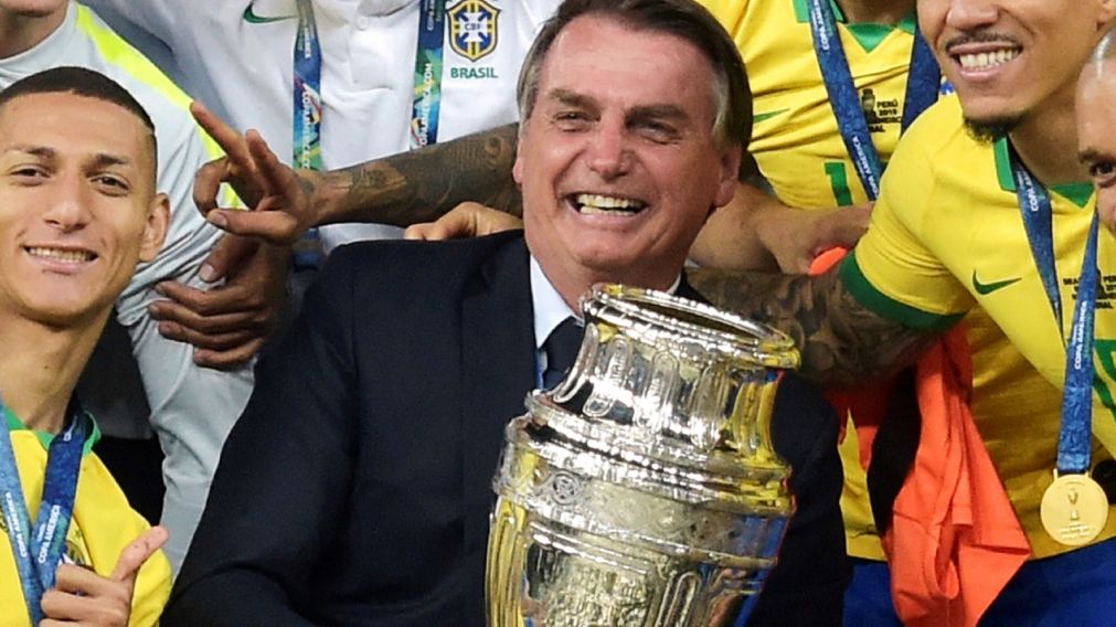 Bolsonaro ya levantó la Copa América con los jugadores brasileño en 2019. ¿Podrá hacerlo el sábado?