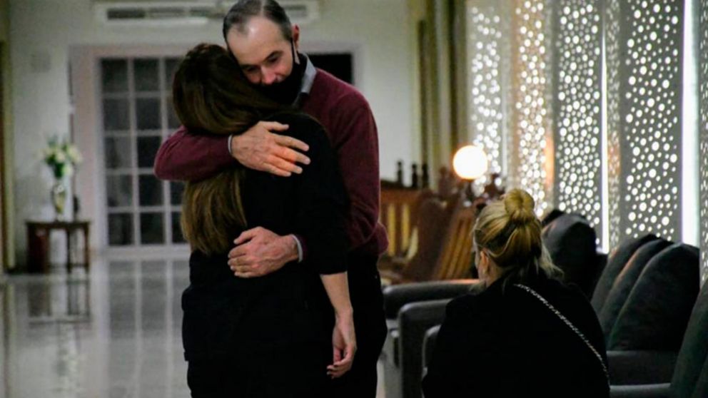 Las dos hijas de Carlos Reutemann de espaldas, durante la ceremonia (Rosario Nuestro).