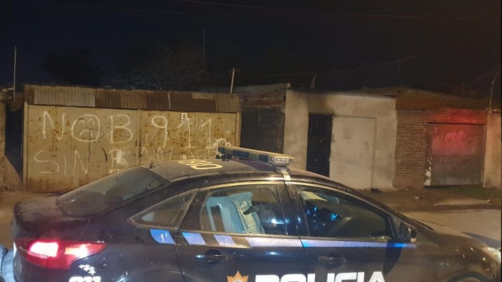 Los atacantes rociaron la vivienda con nafta y la prendieron fuego con el hombre adentro.