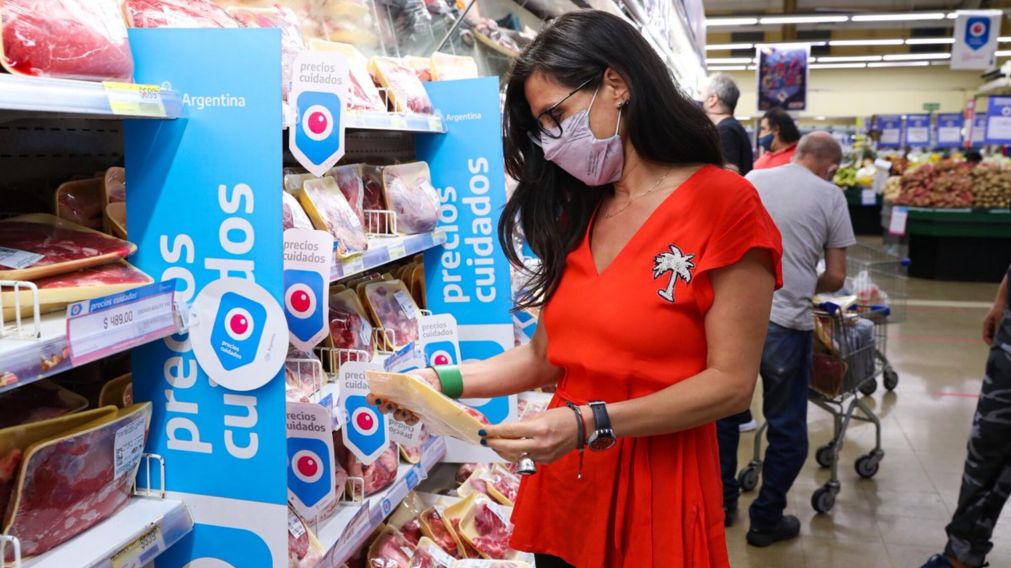 Paula Español, en una de sus primeras recorridas controlando Precios Cuidados