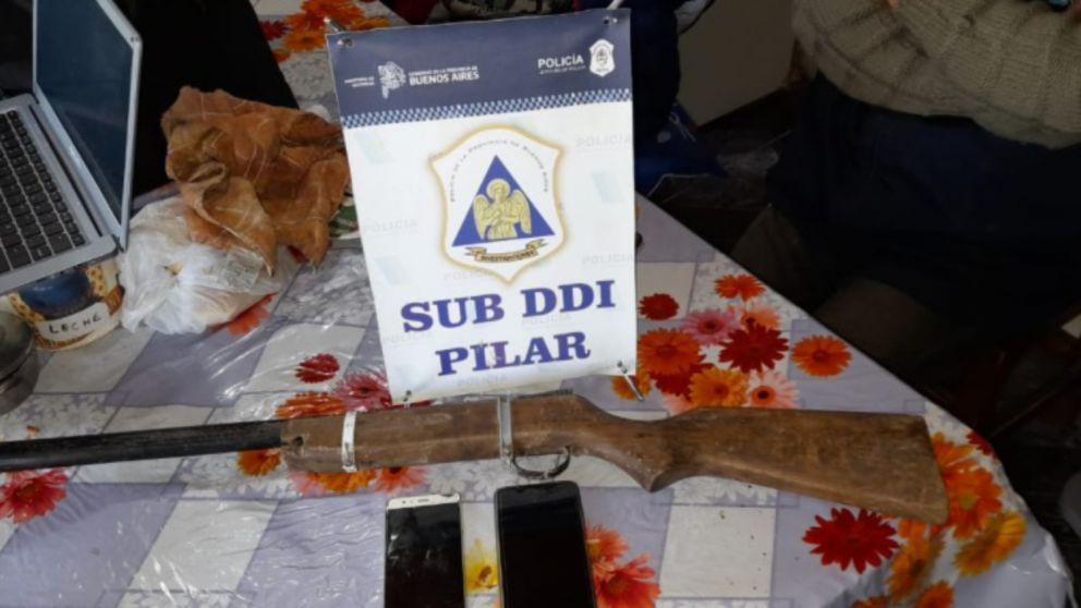 Esta es la escopeta que fue encontrada en el allanamiento.