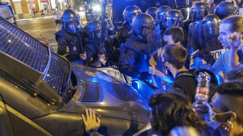 Hubo palazos, golpes y la policía lanzó gas lacrimógeno contra algunos manifestantes. (El Confidencial)