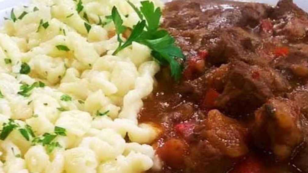 El goulash es un plato tradicional que viene desde el antiguo Imperio astrohúngaro.