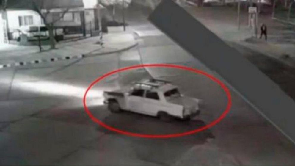 El Peugeot 404 sospechoso que identificaron los vecinos cerca del barrio 544 Viviendas en San Luis (Captura de video).