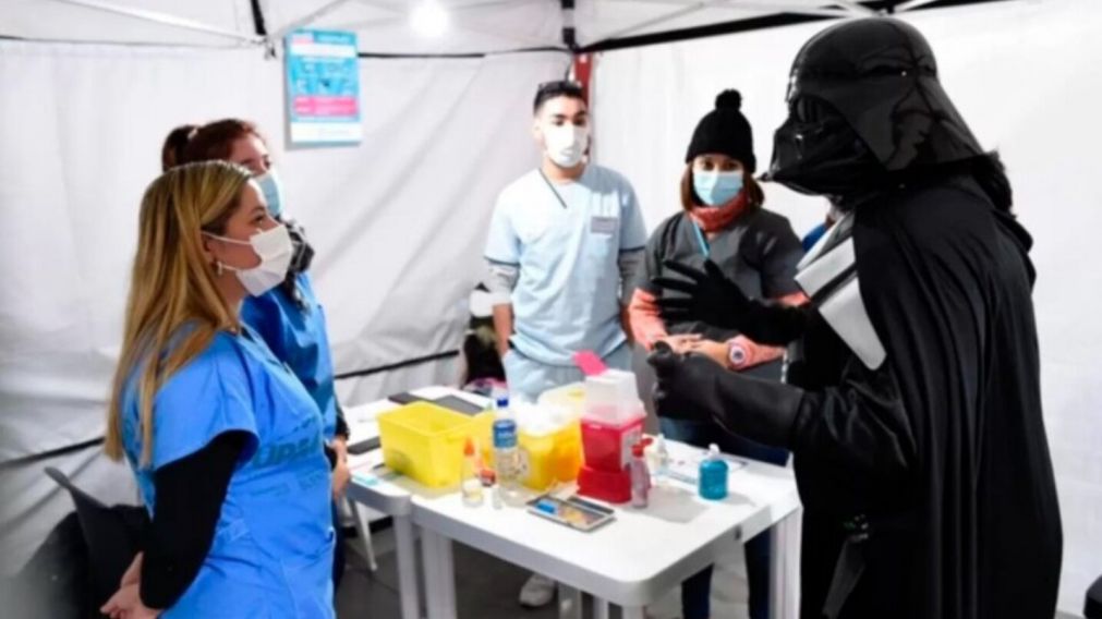 Darth Vader se vacunó en La Plata contra el Covid (Imagen Twitter).