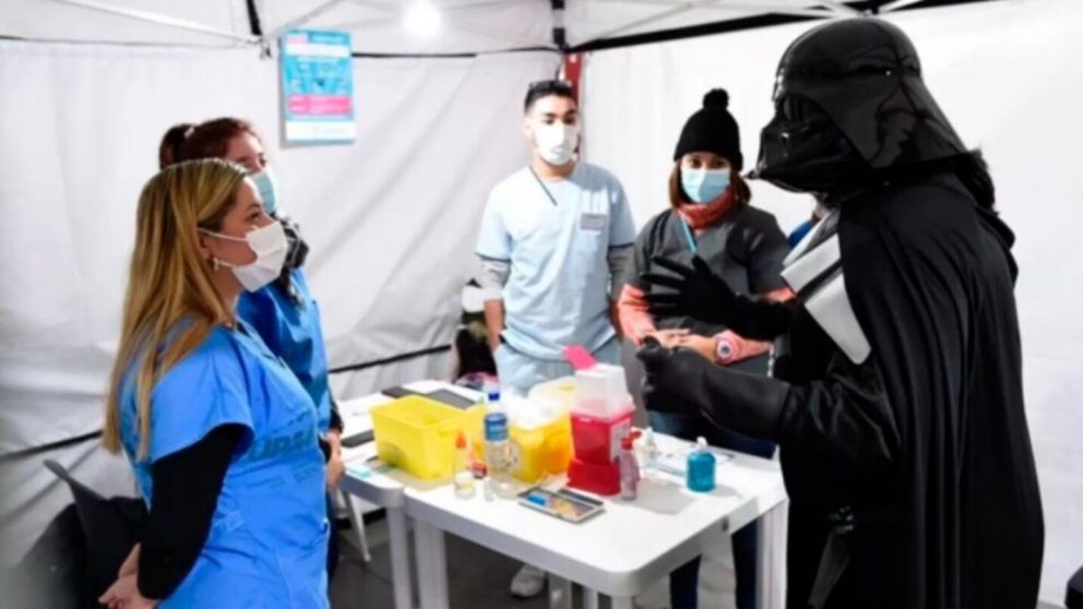 Darth Vader se vacunó en La Plata contra el Covid (Imagen Twitter).