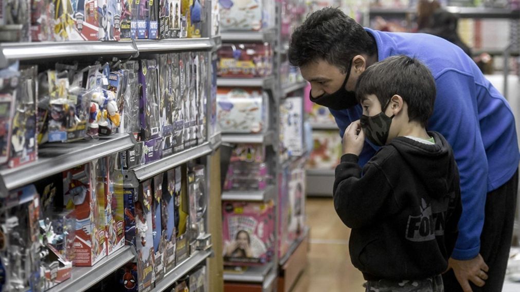 Los productos de mayor costo han tenido una caída superior. La venta se sostiene en los productos de menor valor", dijo Daniel Rosato sobre las ventas minoristas. (Télam)
