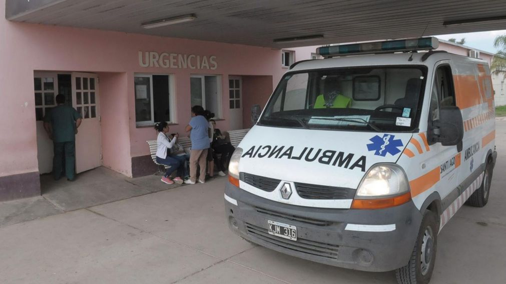 Tiene 20 años y dio a luz a trillizos en un remis: solo uno sobrevivió.
