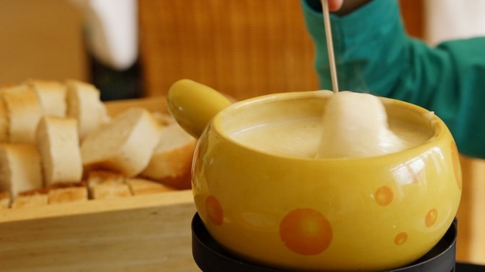 El acompañamiento debe constar de un bocado, cosa de mojarlo en la Fondue ¡Y directo a la boca!