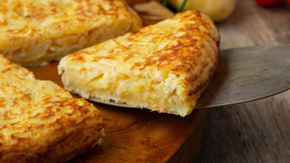 Con la papa se pueden prepara grandes delicias como una tortilla.