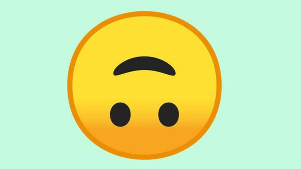 La "carita al revés" es uno de los primeros que se ubica en la lista de emojis de WhatsApp.