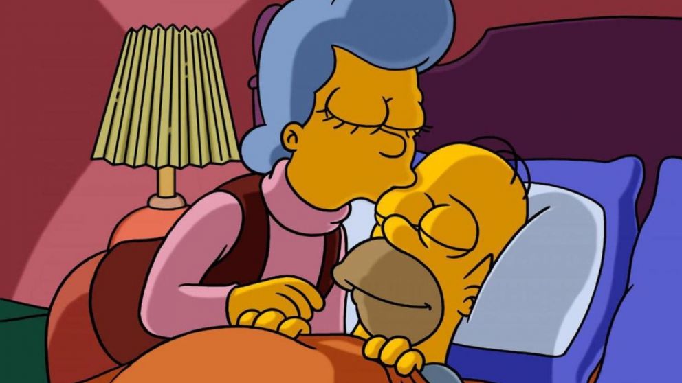 Mona se despide de su hijo Homero nuevamente.