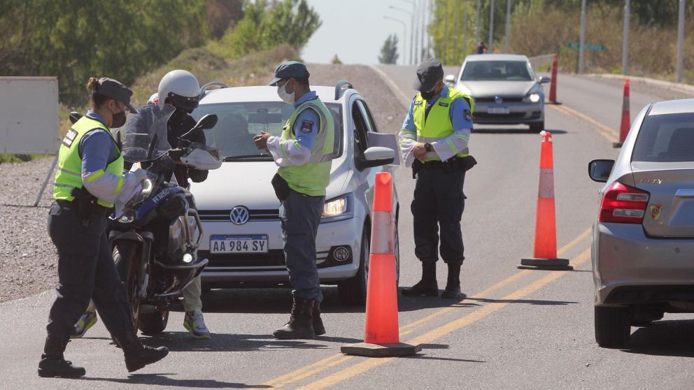 Los agentes de tránsito no tuvieron heridas graves.