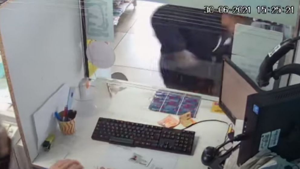 La golpiza fue captada por las cámaras de seguridad del local.