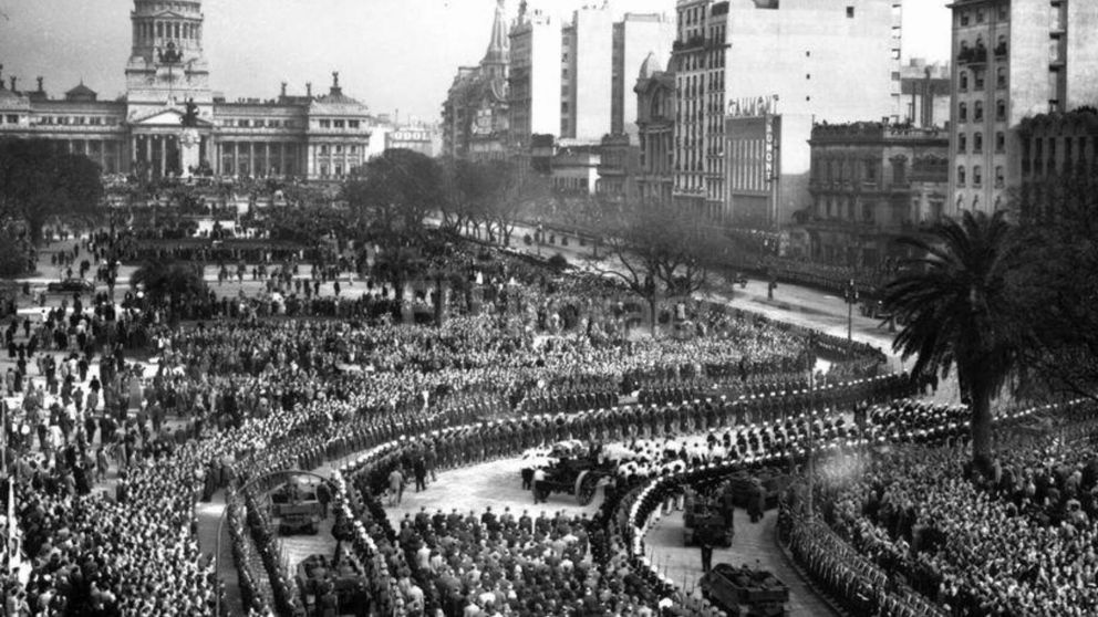 Una multitud despidió los restos de Juan Domingo Perón (Archivo).