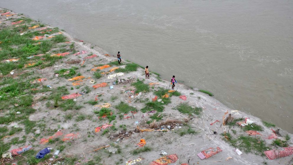 La peor cara de la pandemia de Covid: la crecida de un río arrastró y dejó flotando cientos de cadáveres (imagen Reuters).
