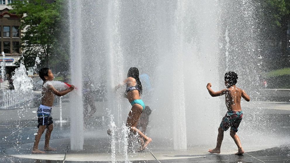 Chicos y grandes buscaron refrescarse en las fuentes de las principales ciudades canadienses (Télam).