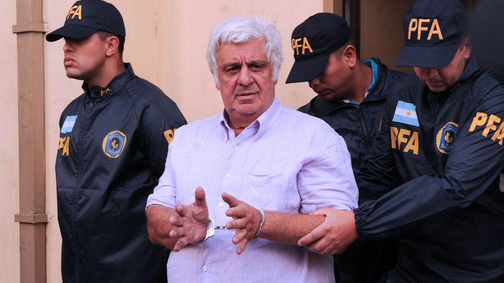 Alberto Samid siendo detenido por la Policía Federal (Télam).
