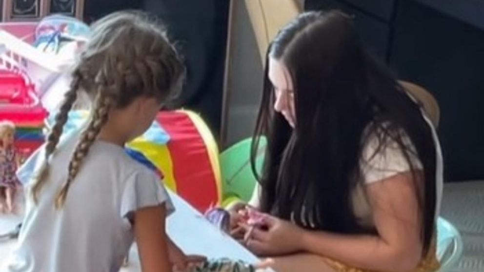 La niñera fue grabada por la madre de la niña y subió el video a TikTok.