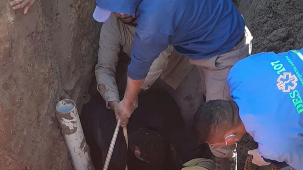 Así sacaban al operario de la fosa de cloacas.