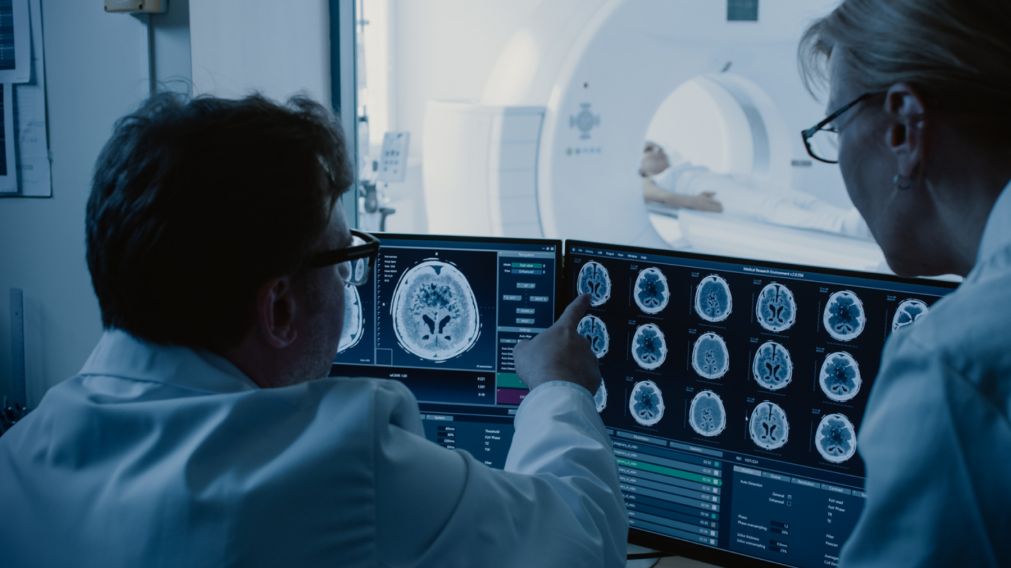 "Estos resultados de las imágenes cerebrales podrían ser el sello distintivo in vivo de la propagación de la enfermedad (o del virus mismo) a través de las vías olfativas y gustativas”, explicaron los investigadores.