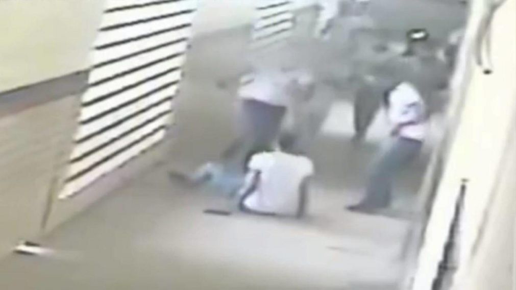 El momento de la pelea captada por la cámara de seguridad (Captura de pantalla).