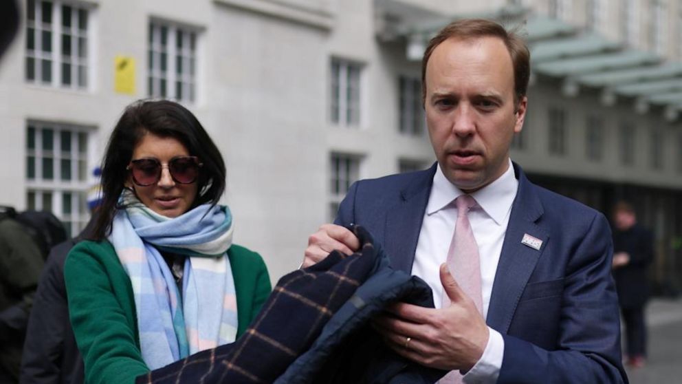 Matt Hancock y Gina Coladangelo fueron atrapados besándose en las oficinas del Ministerio de Salud británico.