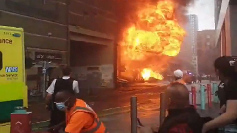 Alarma en Londres: explosión e incendio en un puente de ferrocarril.