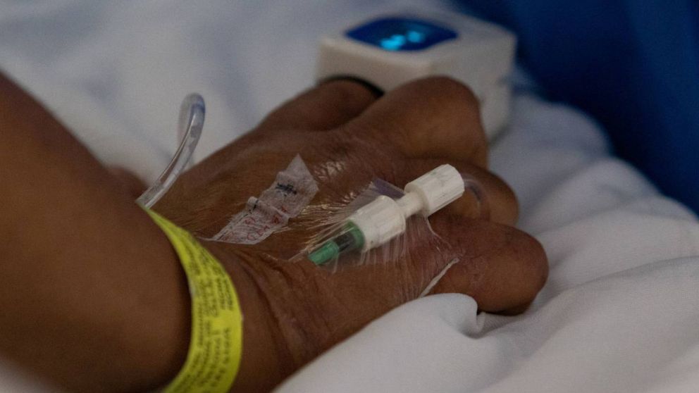 El hombre contrajo las dos enfermedades en 15 días y pudo ser salvado por los médicos.