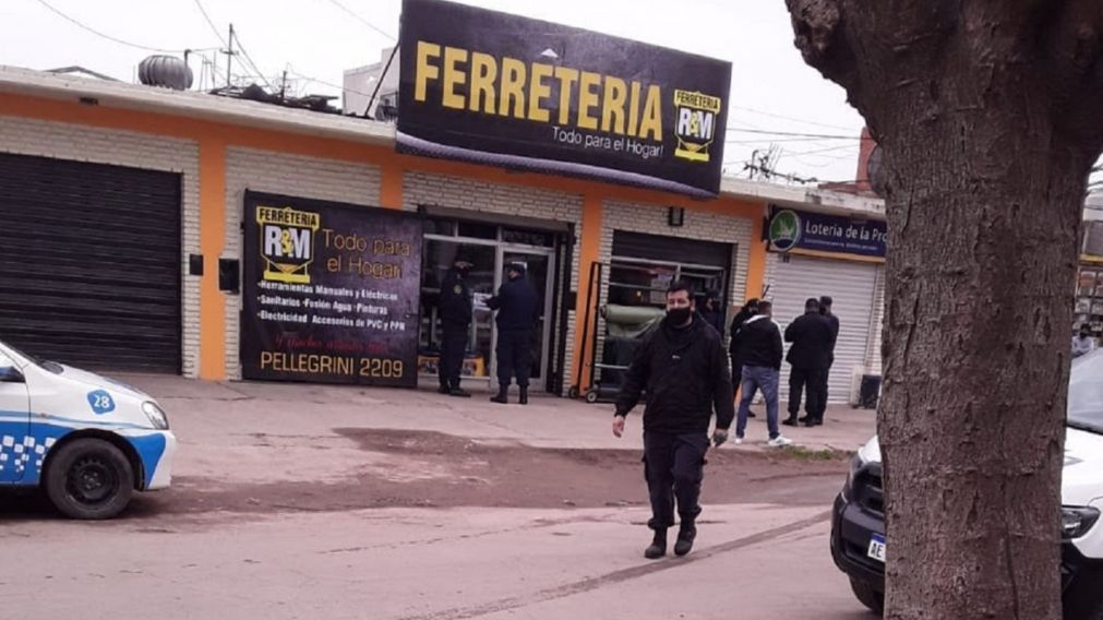 El ladrón de 49 años murió en el acto y el cliente recibió un disparo en la pierna, pero se encuentra fuera de peligro.