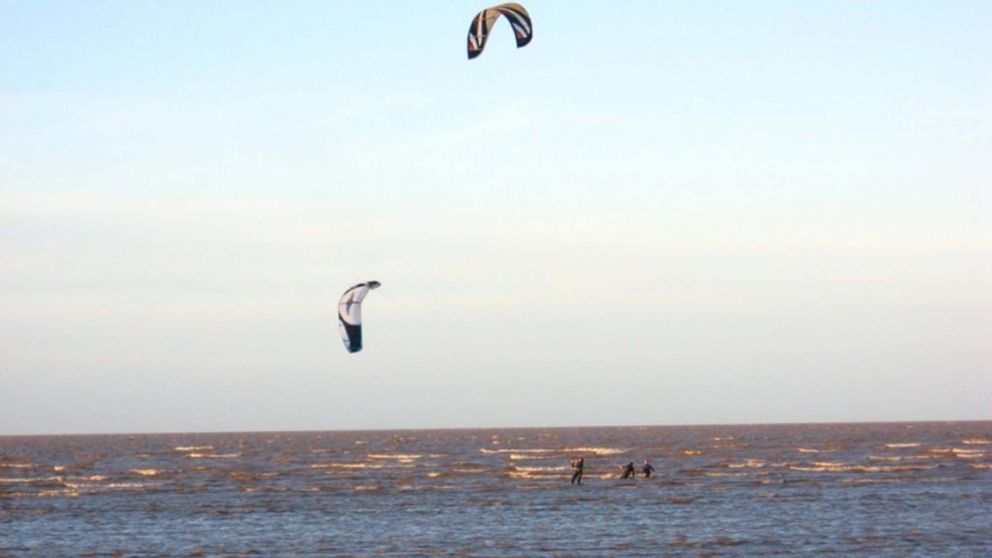 Desapareció una kitesurfista en Punta Rasa: fuerte operativo para encontrarla.
