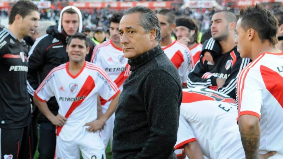 Los jugadores y el técnico de River, Juan José López, luego de perder la categoría contra Belgrano de Córdoba.